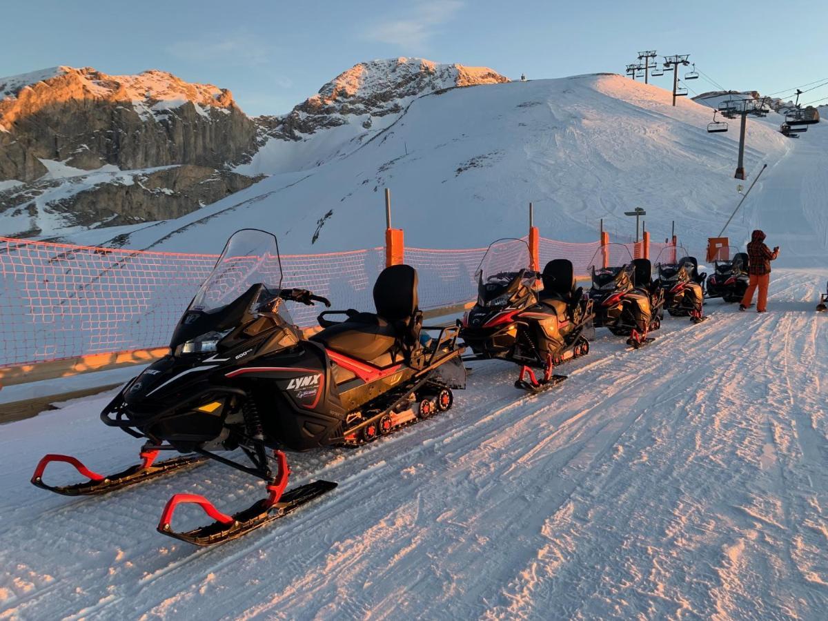 Eden sur les pistes avec vue panoramique sur la vallée La Joue du Loup Esterno foto
