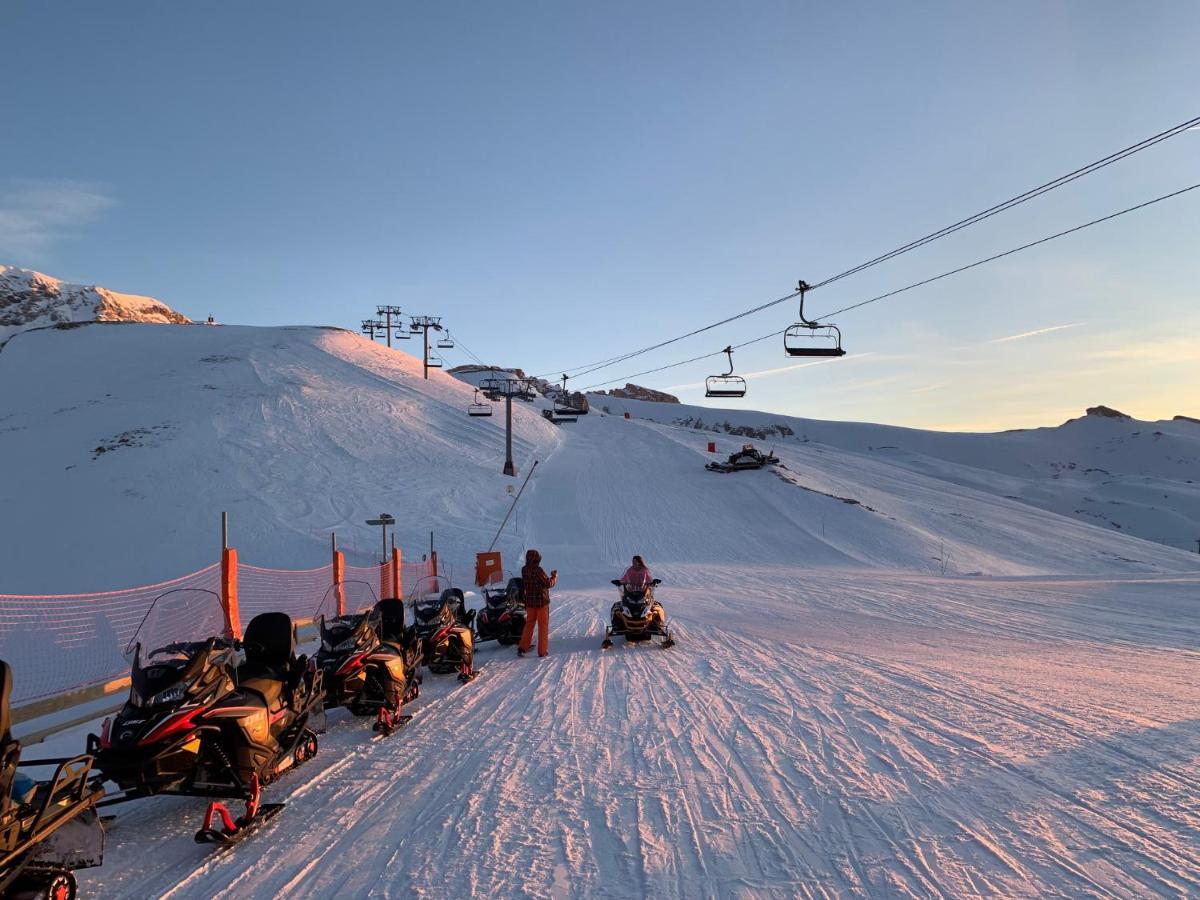 Eden sur les pistes avec vue panoramique sur la vallée La Joue du Loup Esterno foto