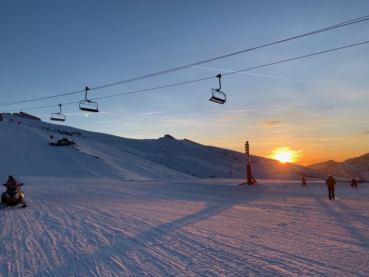 Eden sur les pistes avec vue panoramique sur la vallée La Joue du Loup Esterno foto