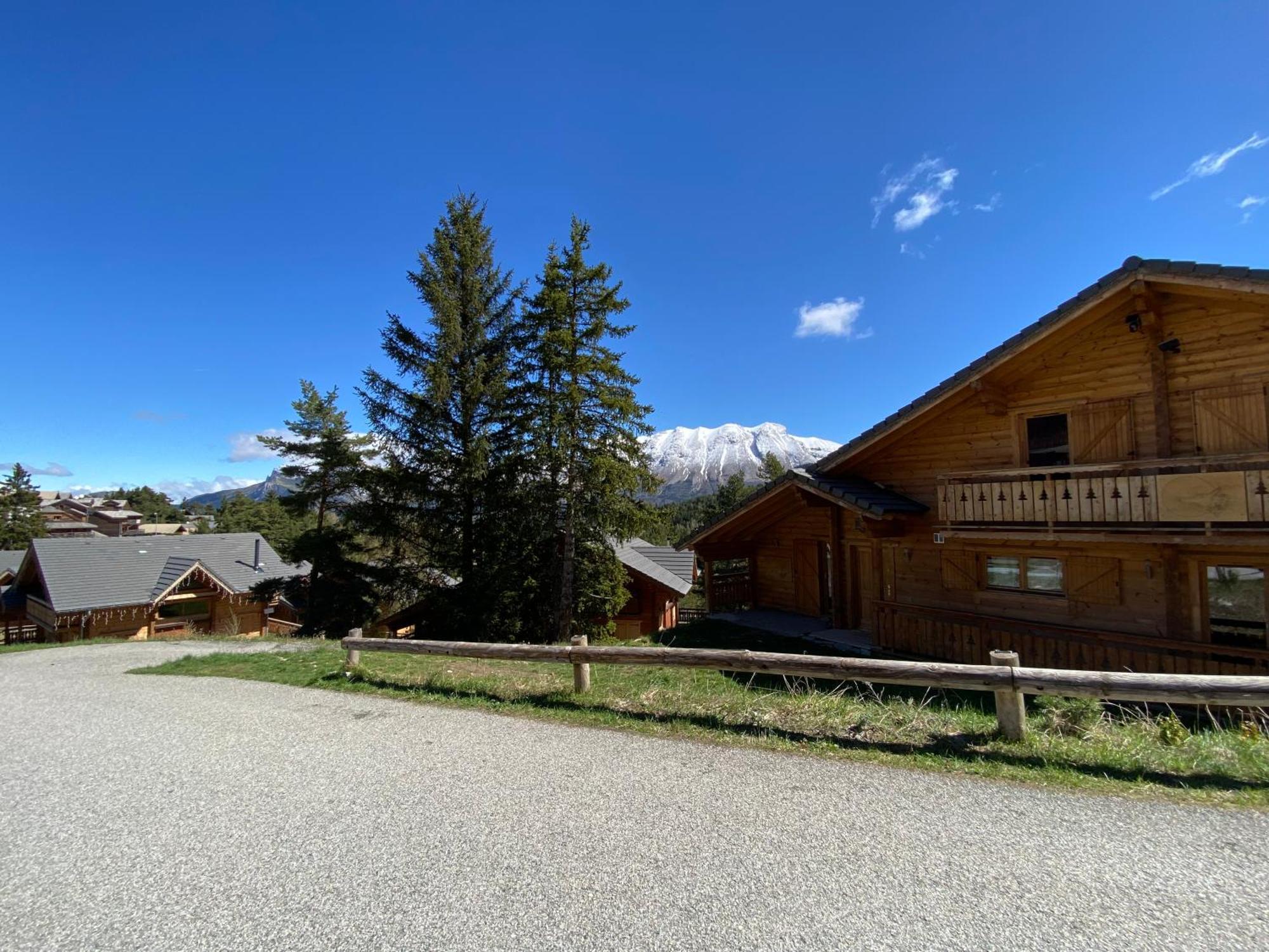 Eden sur les pistes avec vue panoramique sur la vallée La Joue du Loup Esterno foto
