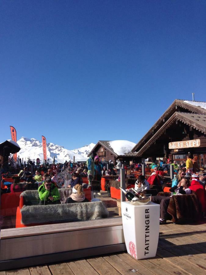 Eden sur les pistes avec vue panoramique sur la vallée La Joue du Loup Esterno foto