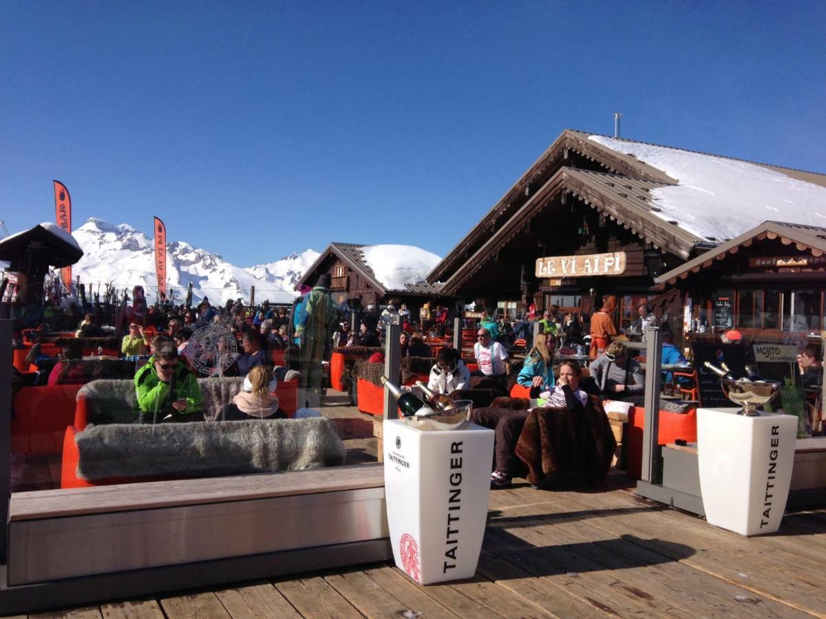 Eden sur les pistes avec vue panoramique sur la vallée La Joue du Loup Esterno foto