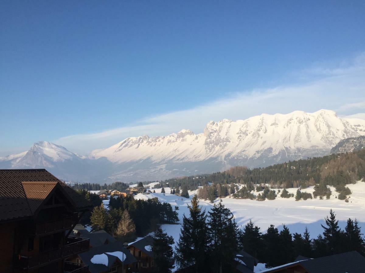 Eden sur les pistes avec vue panoramique sur la vallée La Joue du Loup Esterno foto