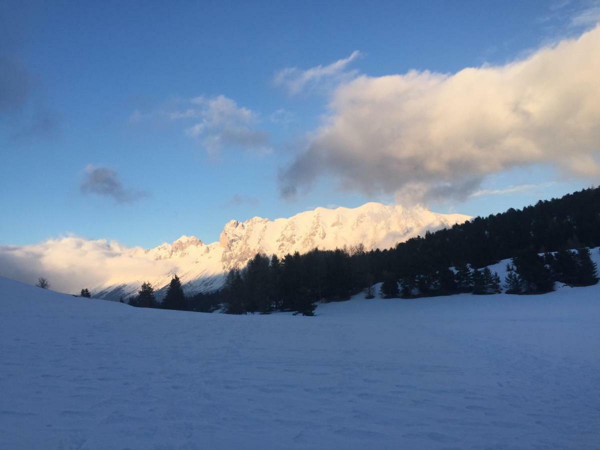 Eden sur les pistes avec vue panoramique sur la vallée La Joue du Loup Esterno foto