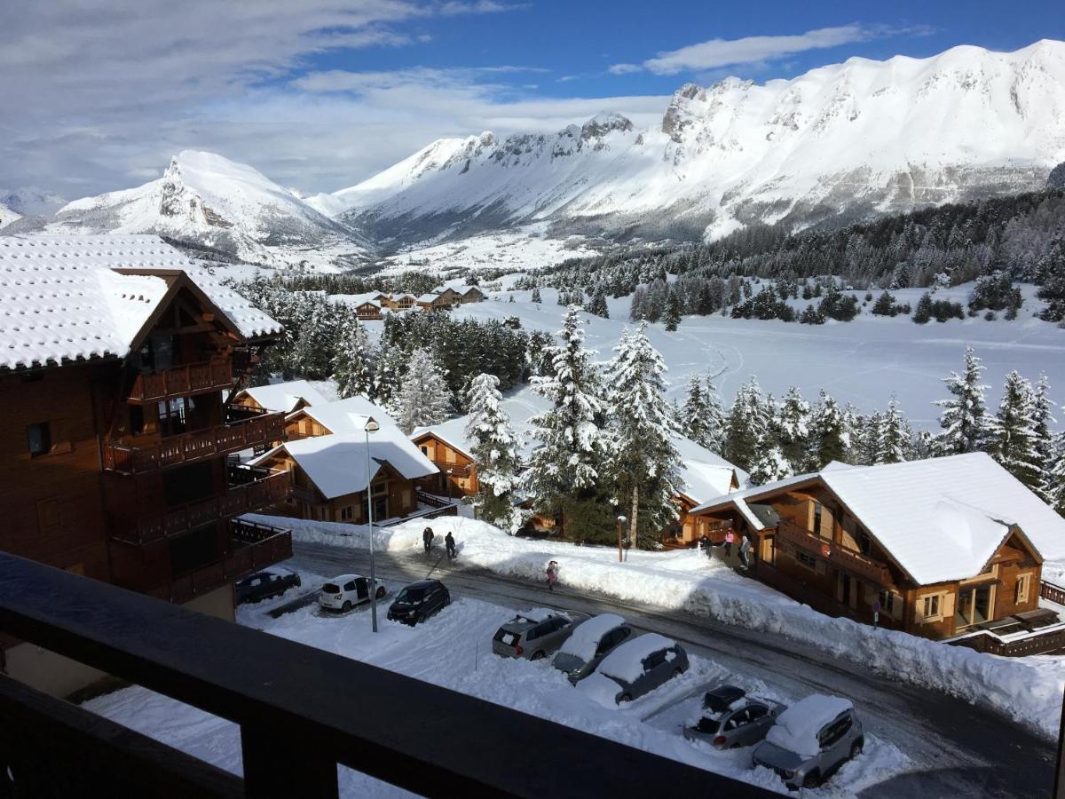 Eden sur les pistes avec vue panoramique sur la vallée La Joue du Loup Esterno foto